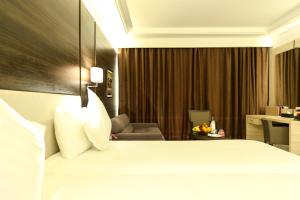 una camera d'albergo con letto e divano di Radisson Hotel Sfax a Sfax
