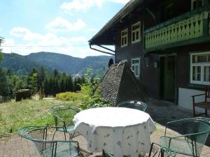 einen weißen Tisch und Stühle auf einer Terrasse in der Unterkunft Feißesberghof in Triberg