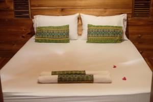 Postel nebo postele na pokoji v ubytování Palayan Paradise Huts + 22 fotografií