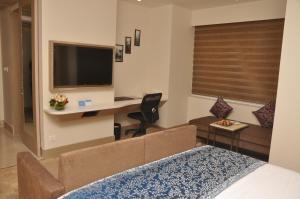 TV a/nebo společenská místnost v ubytování Days Hotel Jaipur Tonk Road By Wyndham