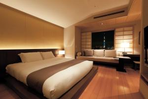 東京的住宿－東京東方21世紀酒店，一间卧室配有一张床、一张书桌和一个窗户。