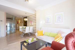 un soggiorno con divano bianco e tavolo di Apartamento Gold Sierra Nevada a Granada