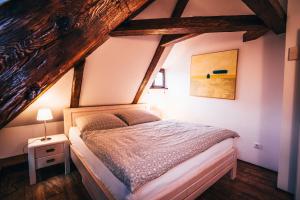 um quarto com uma cama e um quadro na parede em Designer Loft em Cesky Krumlov