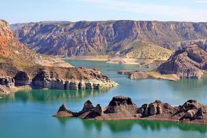 un gran cuerpo de agua en medio de una montaña en Departamento en pleno centro, a metros de todo !, en San Rafael