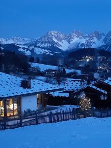Vista generica sulle montagne o vista sulle montagne dall'interno of country house