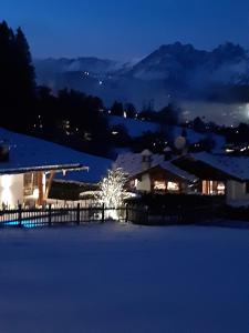 Vista generica sulle montagne o vista sulle montagne dall'interno of country house