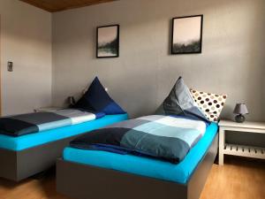 Łóżko lub łóżka w pokoju w obiekcie 100qm Ferienwohnung in Halberstadt, dem Tor zum Harz