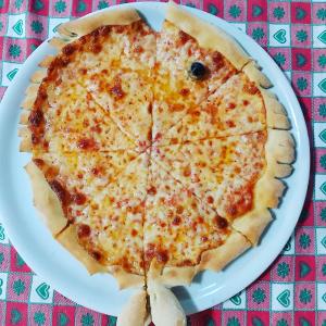 une pizza au fromage sur une assiette dans l'établissement Albergo Ristorante Poli, à Madonna di Fornelli