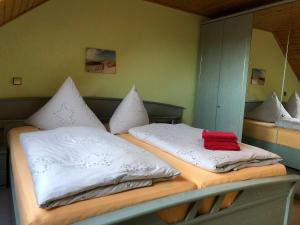 Łóżko lub łóżka w pokoju w obiekcie 100qm Ferienwohnung in Halberstadt, dem Tor zum Harz