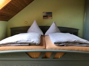 Łóżko lub łóżka w pokoju w obiekcie 100qm Ferienwohnung in Halberstadt, dem Tor zum Harz
