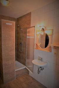 a bathroom with a shower and a sink at Gasthaus&Pension Görsdorf in Lindenberg