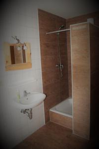 a bathroom with a sink and a shower at Gasthaus&Pension Görsdorf in Lindenberg