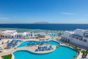 沙姆沙伊赫Pickalbatros Palace Sharm - "Aqua Park"的带泳池的度假村的鸟瞰图