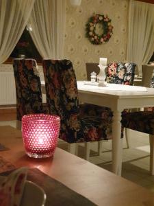 jadalnia ze stołem, krzesłami i świecą w obiekcie Sólyomvár-Lak w mieście Komlóska