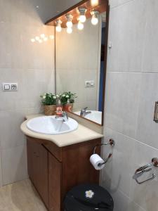 y baño con lavabo y espejo. en Apartamento familiar con Wifi, en Navàs