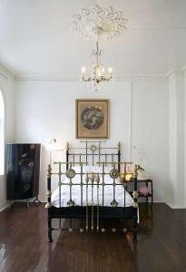 1 dormitorio con cama y lámpara de araña en Huitfeldsgate en Oslo