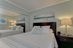 Cama o camas de una habitación en Casa de Playa - Waterfront with Amazing Sunset, Pool and WIFI