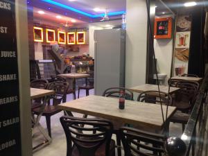 Un restaurante o sitio para comer en HOTEL SPARK RESIDENCY