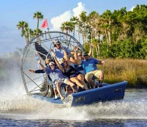 um grupo de pessoas em um jet ski na água em Riverfront Treetop Bungalow em Homosassa