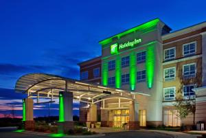 un hotel con un edificio iluminado con luz verde en Holiday Inn Aurora North - Naperville, an IHG Hotel, en Aurora