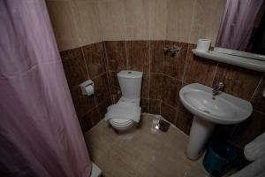 ساند بيتش ريزورت في الغردقة: حمام مع مرحاض ومغسلة