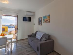 un soggiorno con divano e tavolo di Residenza Alminà a Lampedusa