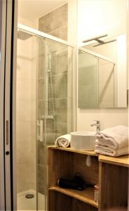 a bathroom with a sink and a shower at Pontivy Centre, Studio Confort in Pontivy