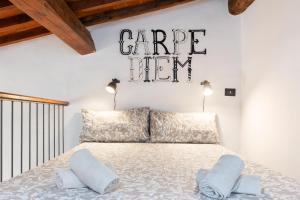 A bed or beds in a room at Modern Studio Flat - 3 mins from Duomo Square