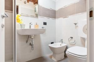 A bathroom at Modern Studio Flat - 3 mins from Duomo Square