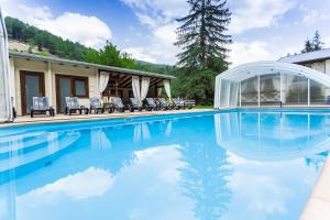 ein Haus mit einem Pool mit Kuppelhaus in der Unterkunft Tsarynka Eco Complex in Slawske