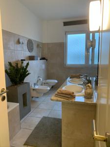 ein Badezimmer mit einem Waschbecken und 2 WCs in der Unterkunft Luxus-Apartment Quierschied in Quierschied