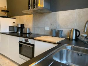 Kuchyň nebo kuchyňský kout v ubytování Luxus-Apartment Quierschied + 18 fotografií