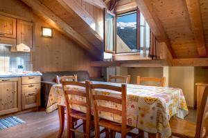a kitchen and dining room with a table and chairs at Chalet Stelle Di Neve in Bormio