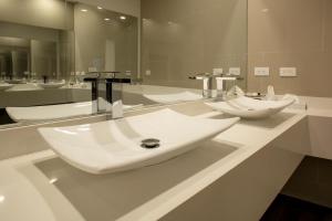a bathroom with a sink and a large mirror at Acantilados in La Libertad