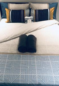 un letto con due cuscini e di Ultra Modern Room a Londra