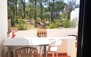 カストロ・マリンにあるPatio Beach House - Checkinhomeの白いテーブルと椅子、景色を望むバルコニー