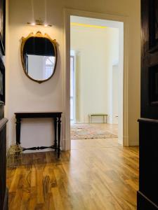 - un salon avec un miroir et une cheminée dans l'établissement Beretti Home, à Catane