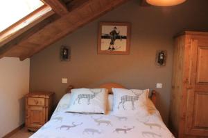 Uma cama ou camas num quarto em La Ferme de Sous-Lachat