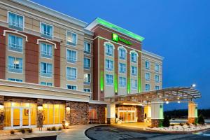 een hotel met een bordje op de voorgevel bij Holiday Inn Rock Hill by IHG in Rock Hill