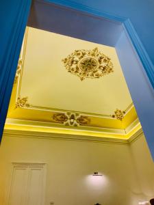 een kamer met een plafond met goudgeverfde plafonds bij Beretti Home in Catania