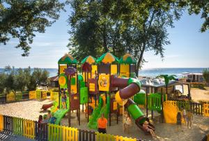 plac zabaw ze zjeżdżalnią na plaży w obiekcie Aminess Maravea Camping Resort Mobile Homes w mieście Novigrad