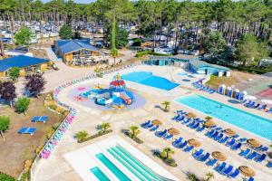 uma vista aérea de uma piscina num resort em Les Dunes de Contis em Saint-Julien-en-Born