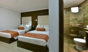 Postel nebo postele na pokoji v ubytování Hotel Gran Mariscal Quito + 37 fotografií