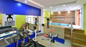 una sala de fitness con un gimnasio con cinta de correr en Hotel Gran Mariscal Quito, en Quito