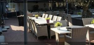 an outdoor restaurant with tables and wicker chairs at Chalet Seeliebe in Lathum