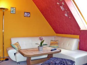 sala de estar con sofá blanco y mesa en Zur Sonne, en Freest