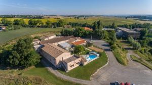 an aerial view of a large house with a yard at Logis Hôtel - Auberge du Pastel - Hôtel 3 étoiles et Restaurant in Nailloux