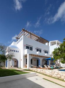 a large white house with a swimming pool at Casa Sienna Lia Spacious House in Isla Mujeres