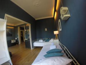 A bed or beds in a room at Mr. Serrano Apartments