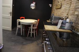 A kitchen or kitchenette at Mr. Serrano Apartments